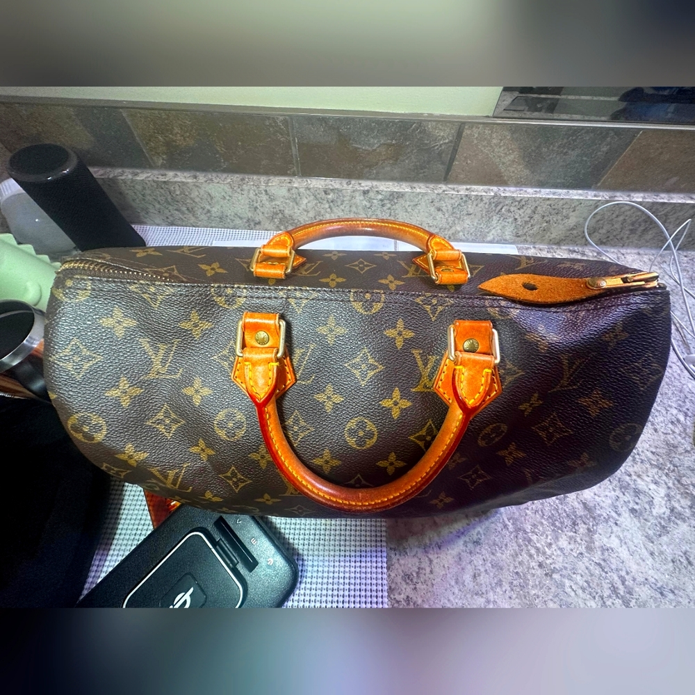 Preloved authentic speedy